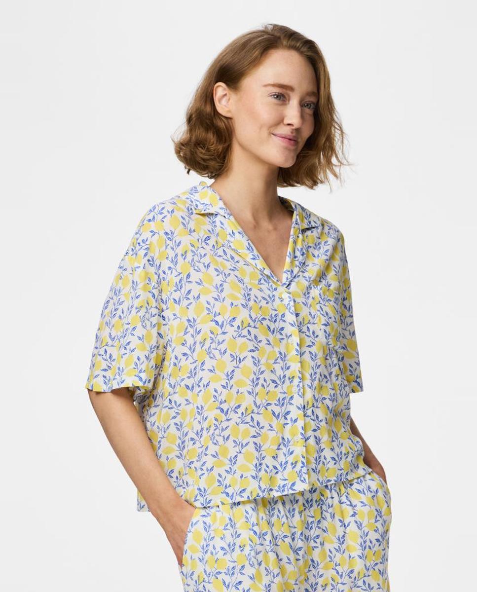 Pieces - Camisa de manga corta de estampado de limones de mujer.