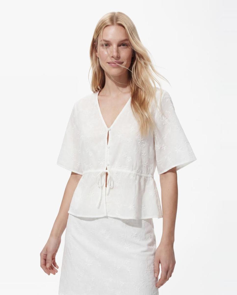 Imagen 0 de Blusa de mujer bordada de manga corte y escote pico. Blanco