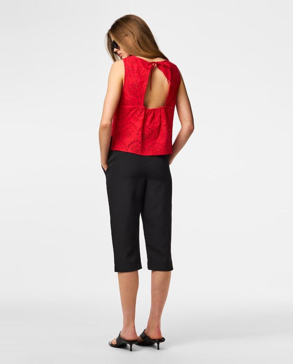 Top de mujer de bordado inglés, sin mangas con cuello redondo. - Pieces - Rojo Rojo-2