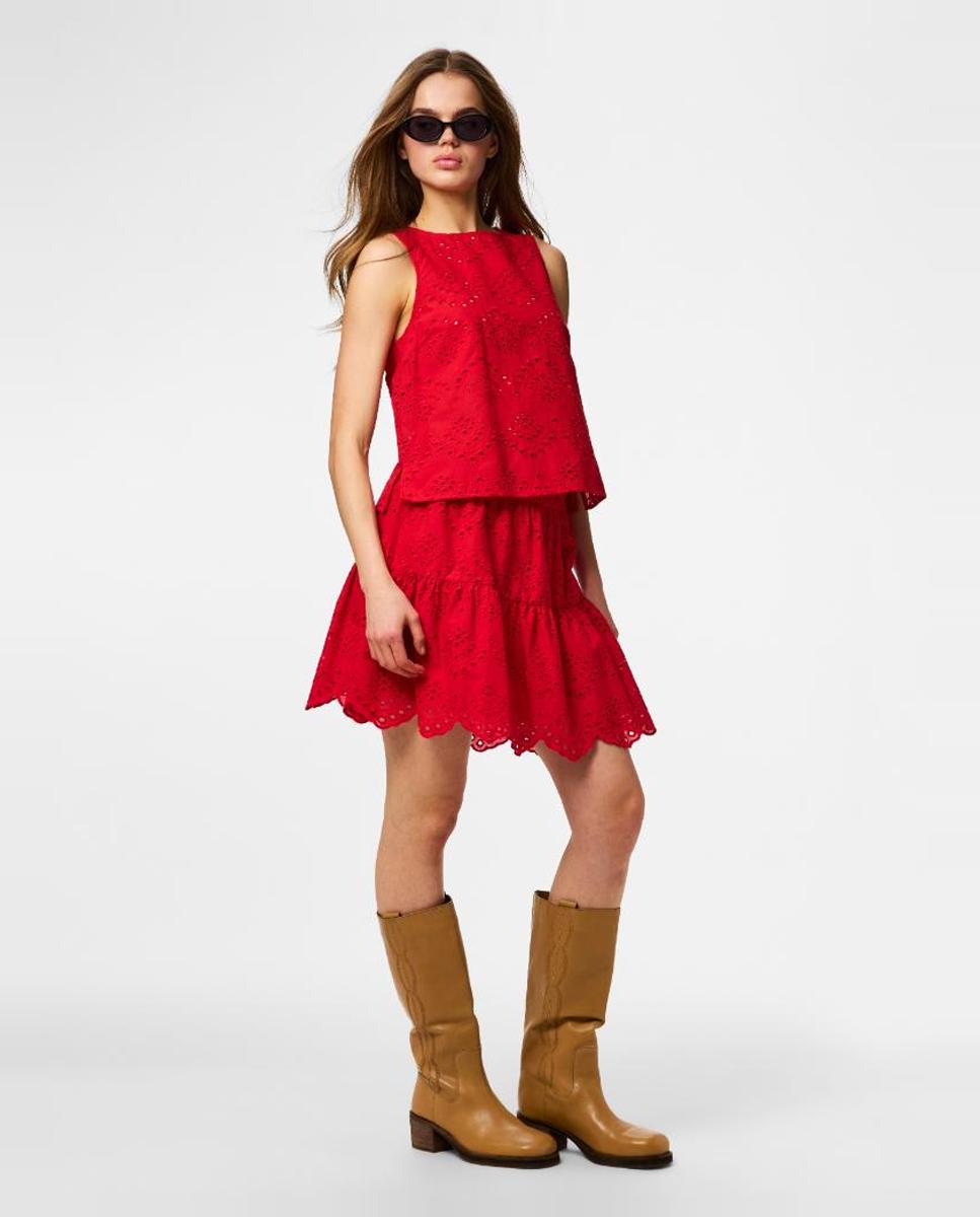 Top de mujer de bordado inglés, sin mangas con cuello redondo. - Pieces - Rojo Rojo-4