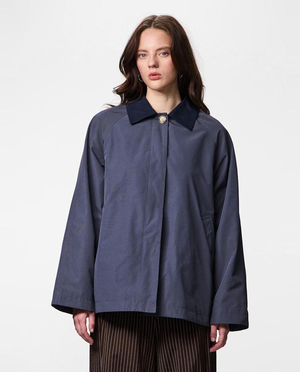 Pieces - Abrigo tipo gabardina con cuello camisero de mujer.