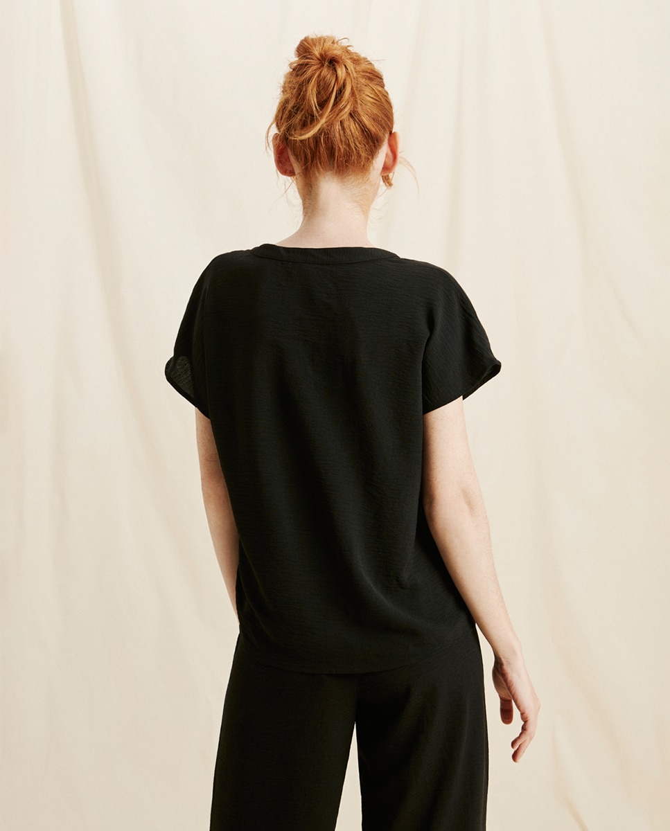Blusa Lisa de Manga Curta com Gola à Padre Preto-2