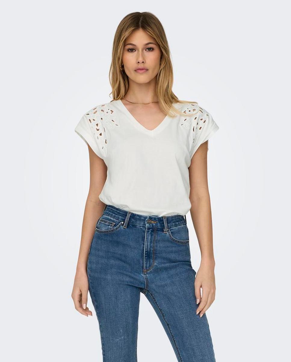 Imagem 0 de T-shirt com Detalhe Bordado
