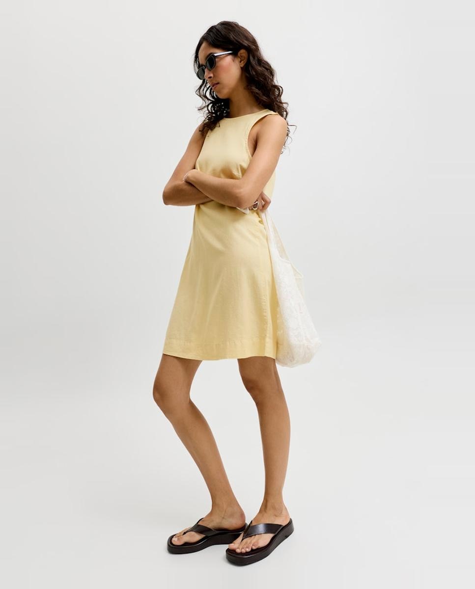 Vestido Curto em Tecido Ligeiro sem Mangas Amarelo-4