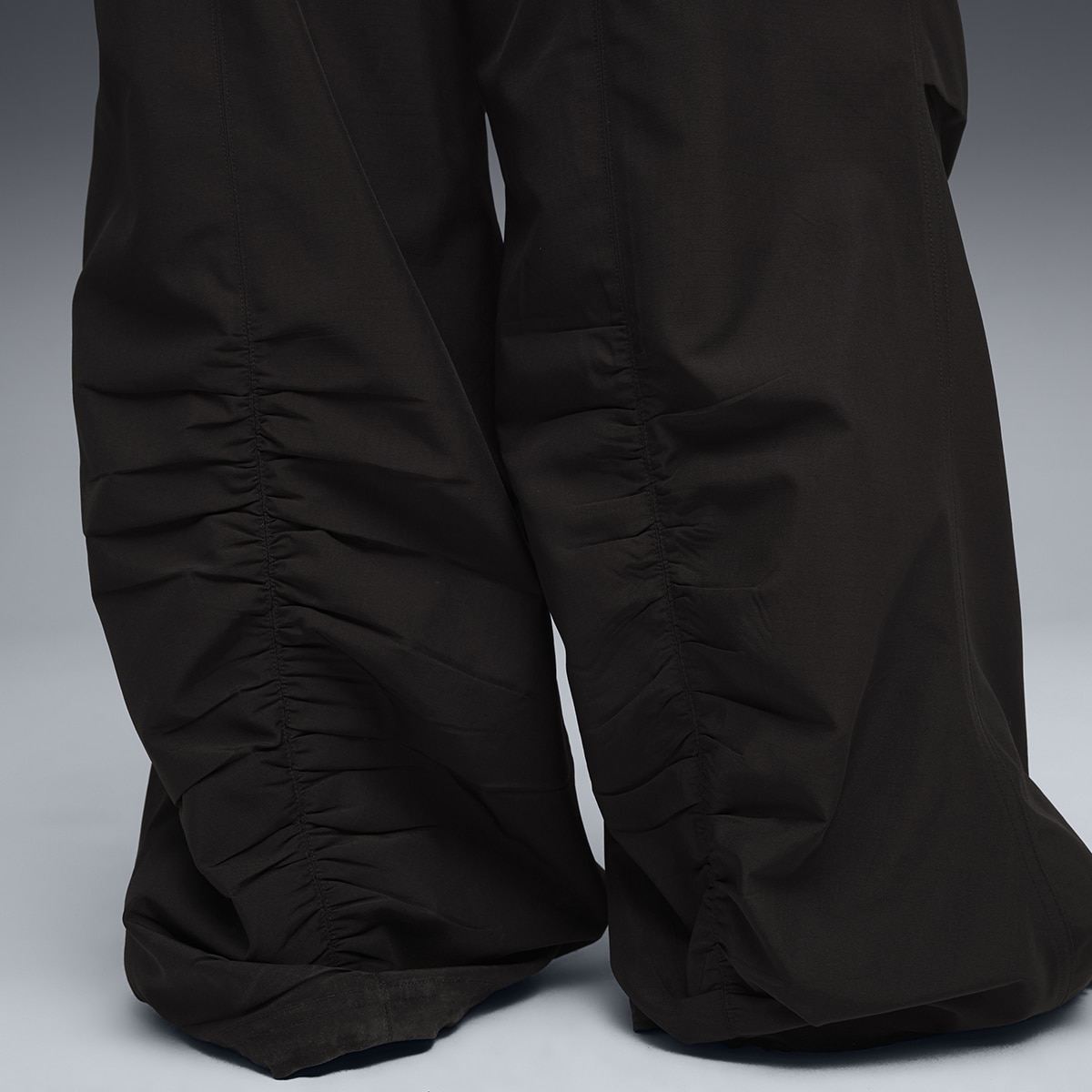 Calças Wardrobe ESS Parachute Woven op de Mulher Preto-5