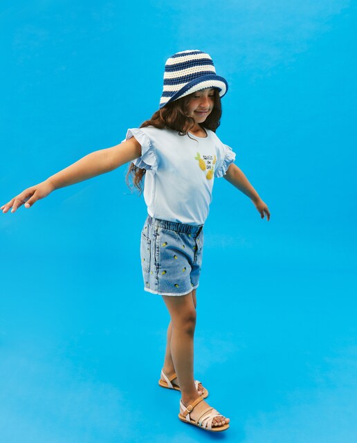 Short denim de niña con bordado