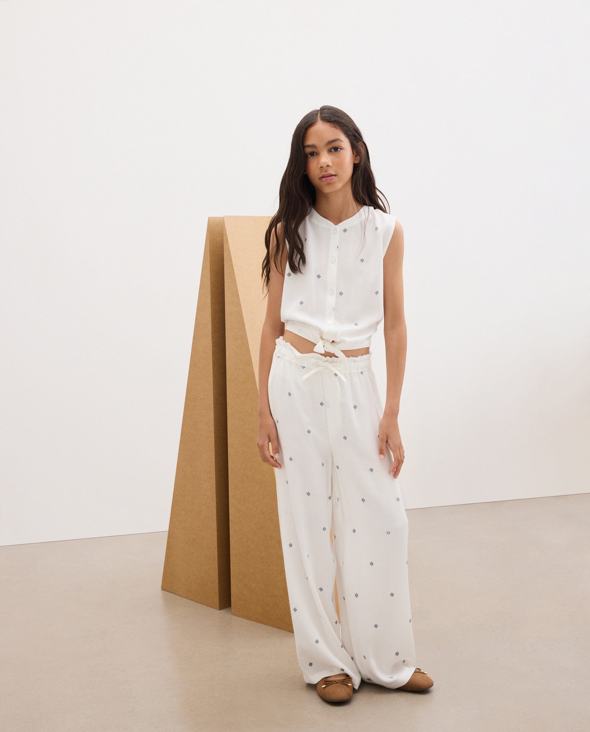 Blusa sem Mangas com Botões à Frente e Nó na Parte Inferior em Viscose com Mini Jacquard e All Over Print Kids El Corte Inglés Branco-2