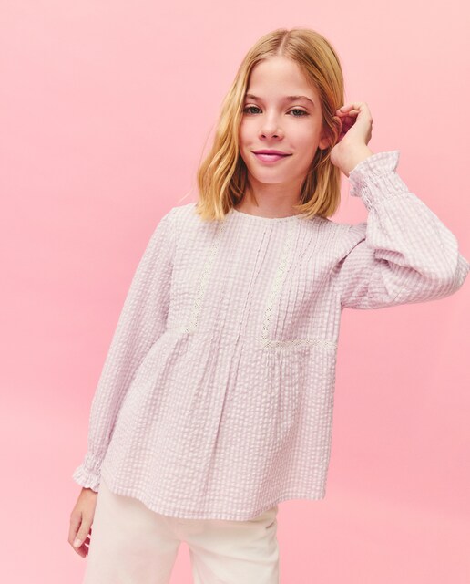 Blusa de manga larga romántica con pliegues laterales de niña.