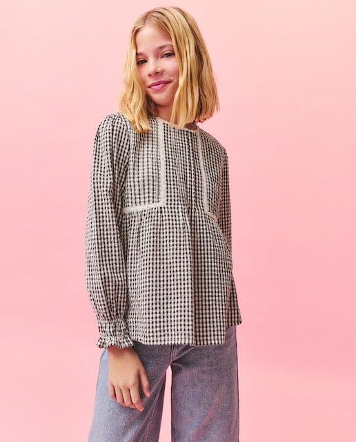 Blusa de manga larga romántica con pliegues laterales de niña.