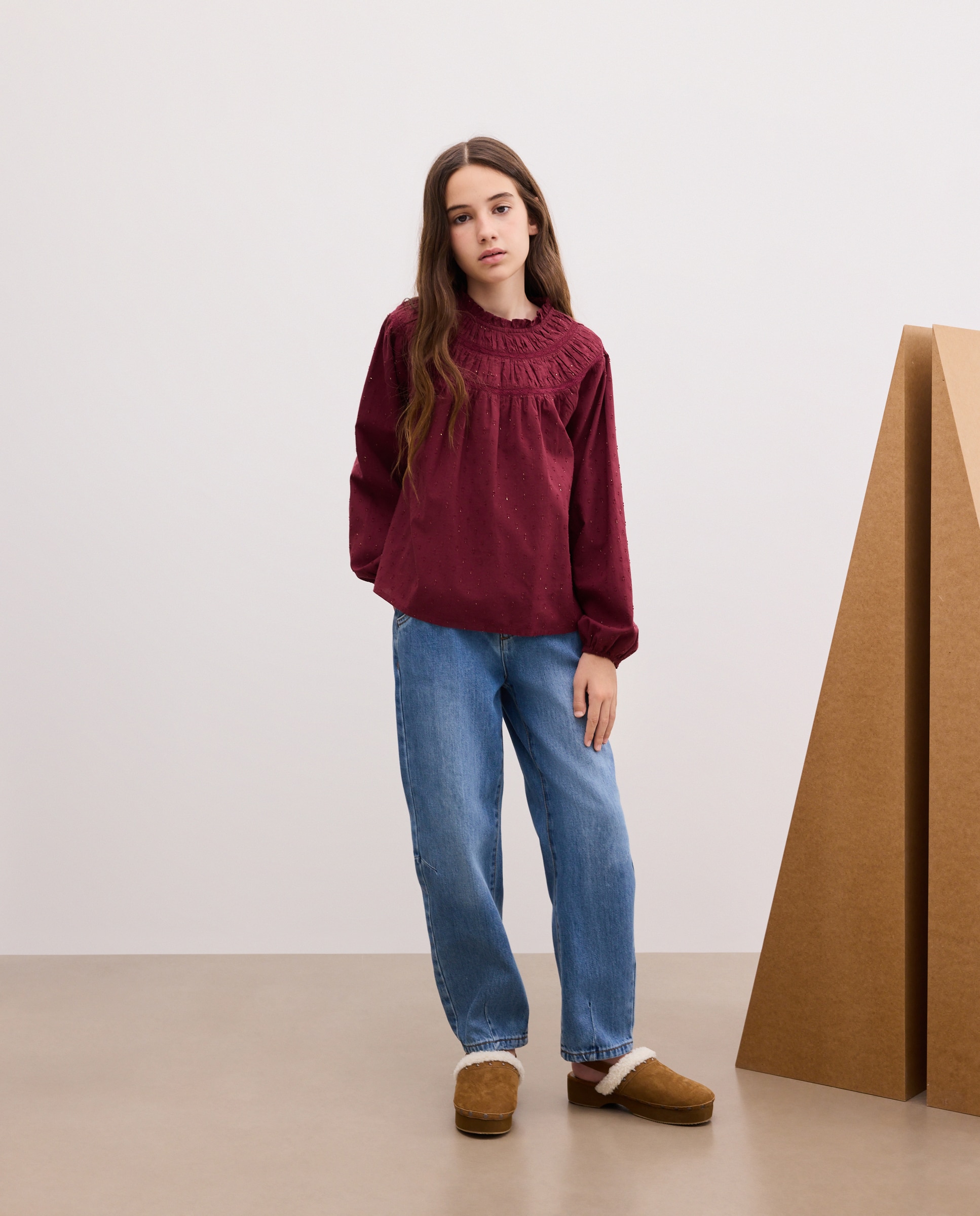 Blusa Romântica de Manga Comprida com Peitilho Redondo com Rendas em Dobby com Fio Metalizado Bordeaux-2