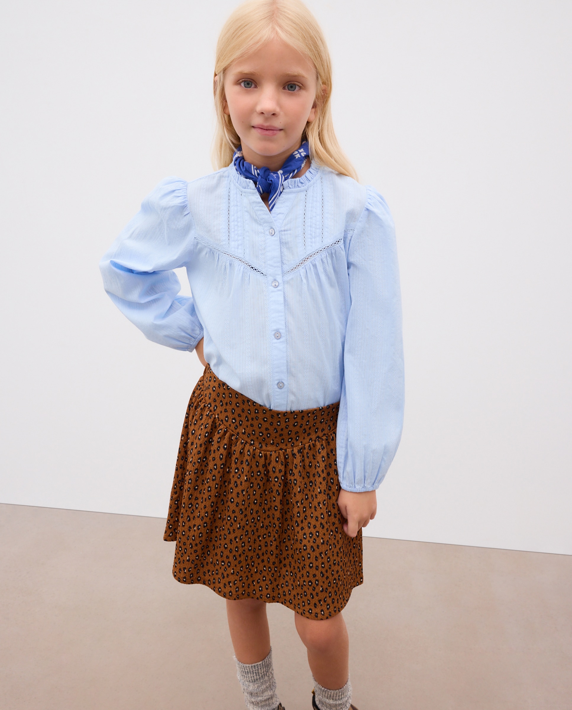Blusa romántica manga larga abierta en dobby con encajes y pliegues en pechera de niña - Kids El Corte Inglés - 410 Azul claro 410 Azul claro-1