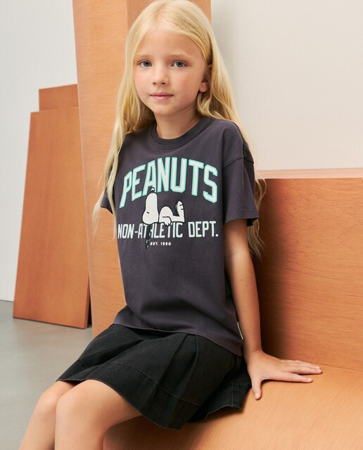 Camiseta de niña de manga corta con detalle Snoopy tumbado