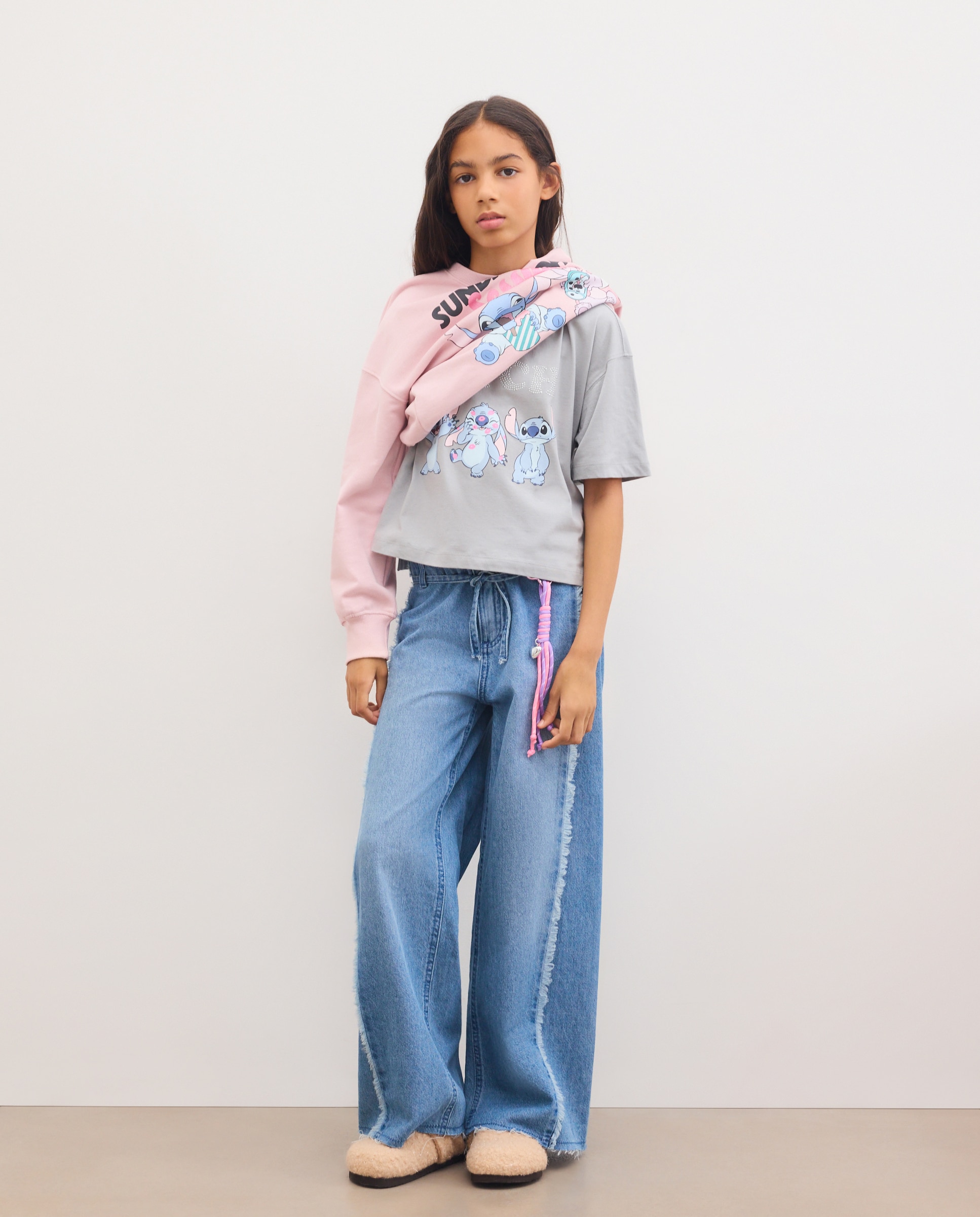 Camiseta de niña manga corta estampado posicional STITCH con foil y tachas - Kids El Corte Inglés - Gris Gris-1