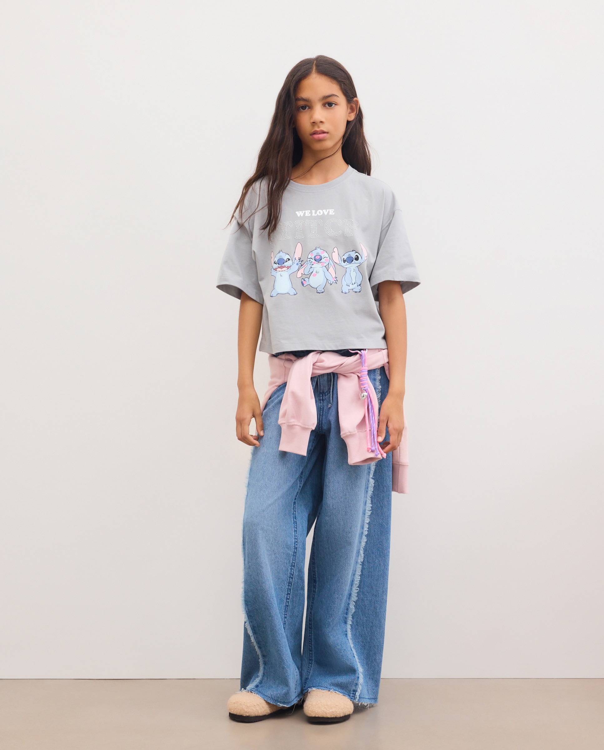 Camiseta de niña manga corta estampado posicional STITCH con foil y tachas - Kids El Corte Inglés - Gris Gris-2