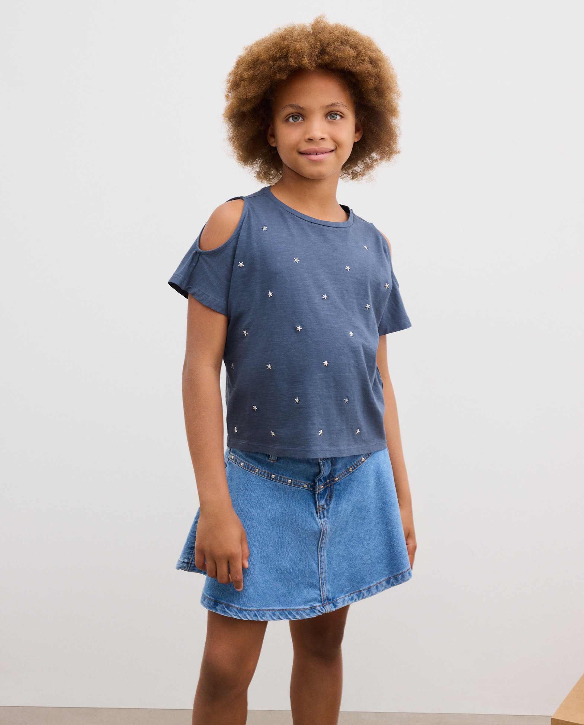 Imagen 0 de Camiseta de niña manga corta cut out hombro all over tachas fantasía Negro