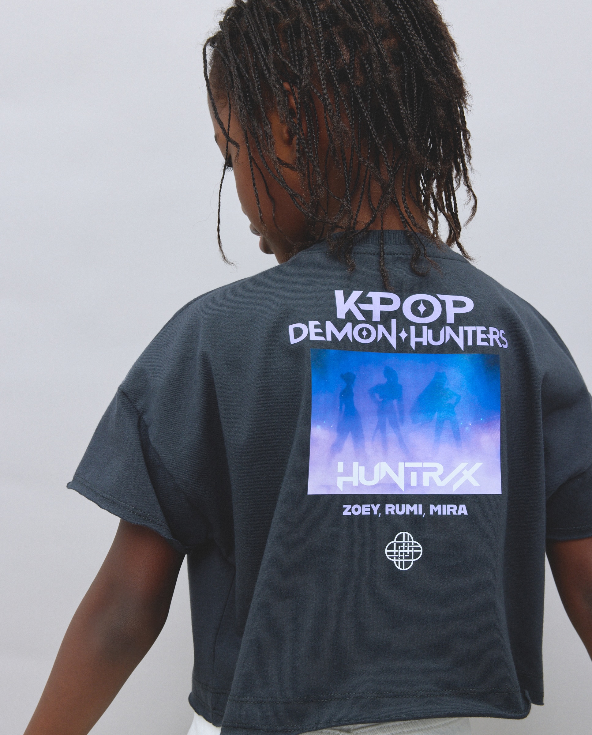 T-shirt de Manga Curta com Estampado Posicional KPOP no Peito, Assinaturas e Costas Kids El Corte Inglés Cinzento-3