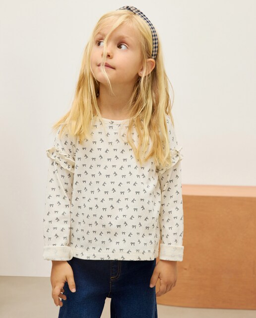 Imagen 0 de Camiseta de manga larga crinkled fabric mini all over estampado flores y volante en hombro de niña