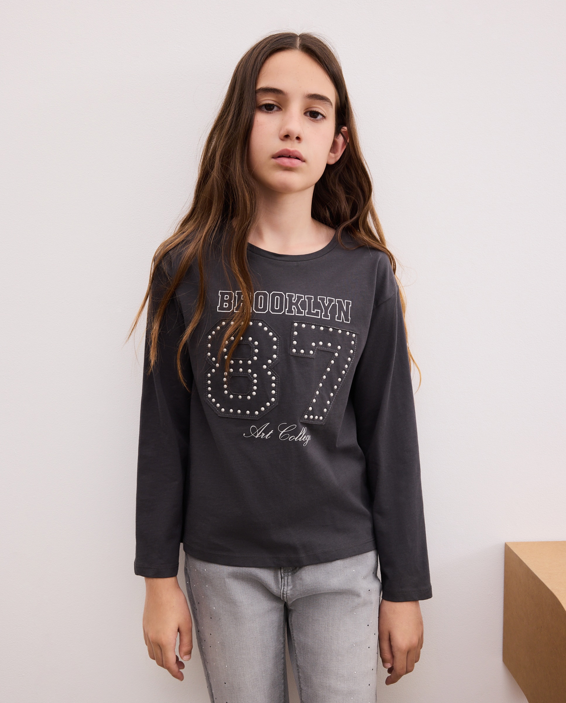 Camiseta manga larga con parche shell fabric y studs tipo varsity de niña - Kids El Corte Inglés - 830 Antracita 830 Antracita-1