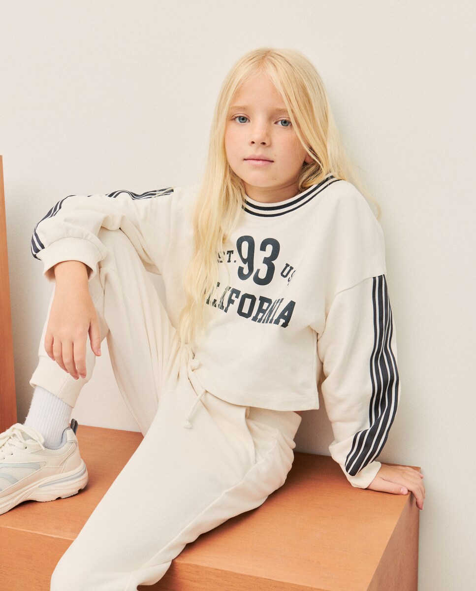 Conjunto felpa con pantalón jogger y sudadera crop cuello caja de