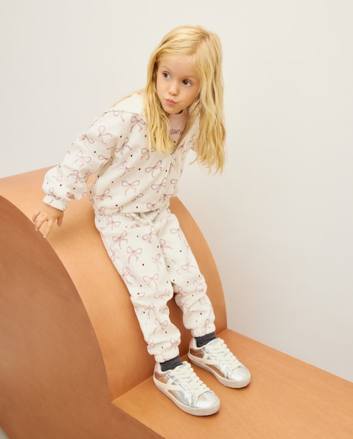 Imagem 0 de Conjunto de Três Peças: Sweatshirt Aberta com Capuz e All Over Print e Calças com All Over Print e Laços