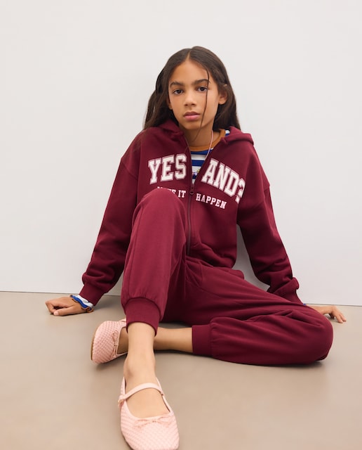 Imagen 0 de Conjunto felpa con pantalón jogger y sudadera abierta capucha y print posicional de niña Rojo