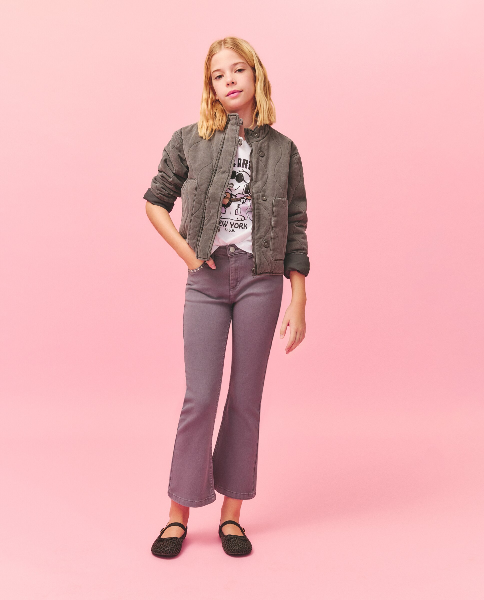 Imagem 0 de Jeans Flare com Tachas nos Bolsos da Frente