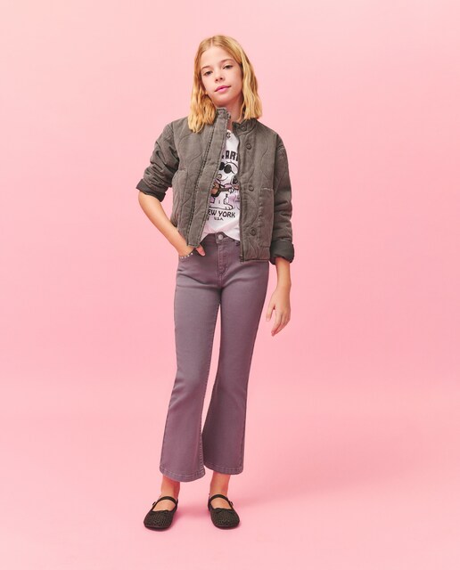 Pantalón denim color flare con tachas en bolsillos delanteros de niña