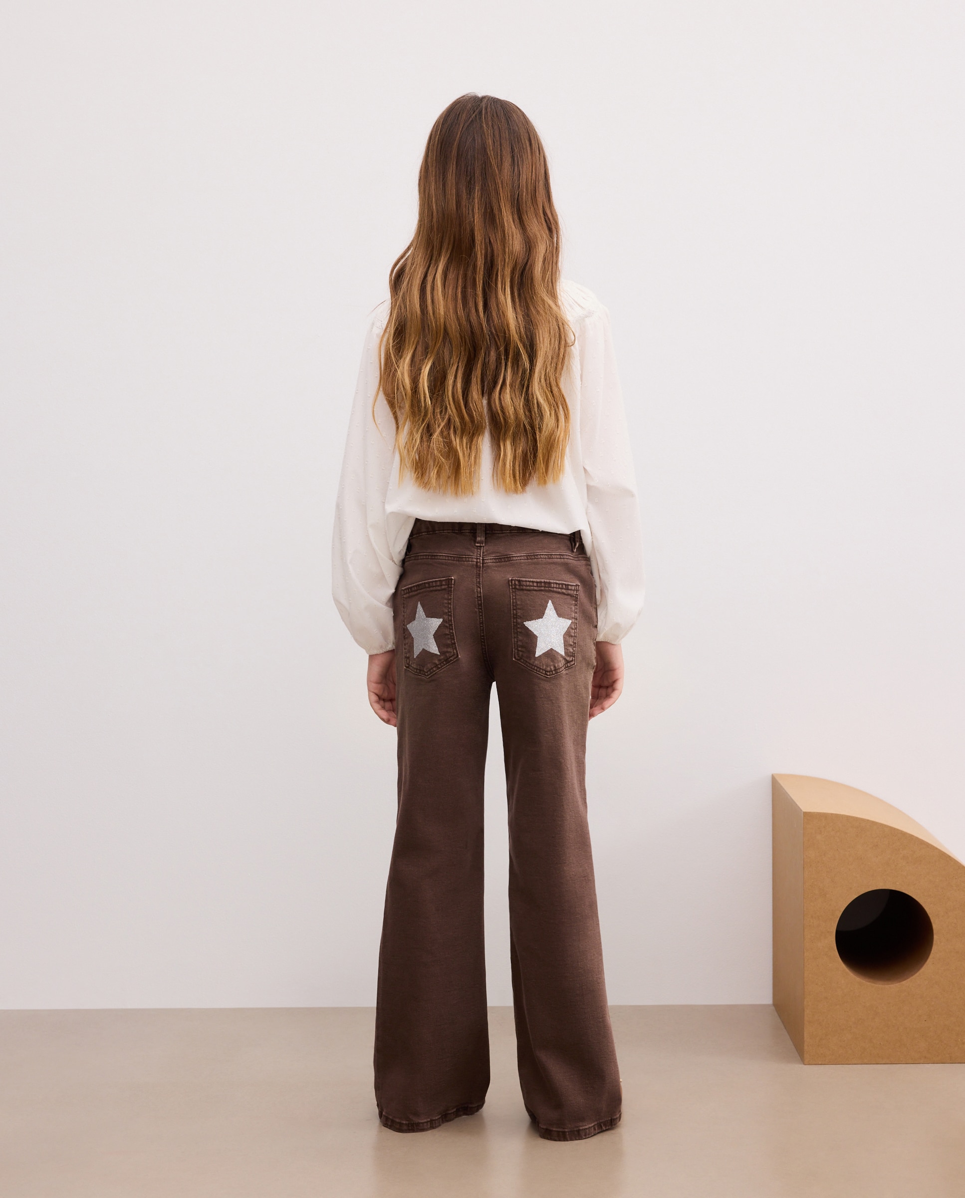 Pantalón sarga liso con estampado de estrella en bolsillos traseros de niña - Kids El Corte Inglés - Chocolate Chocolate-3