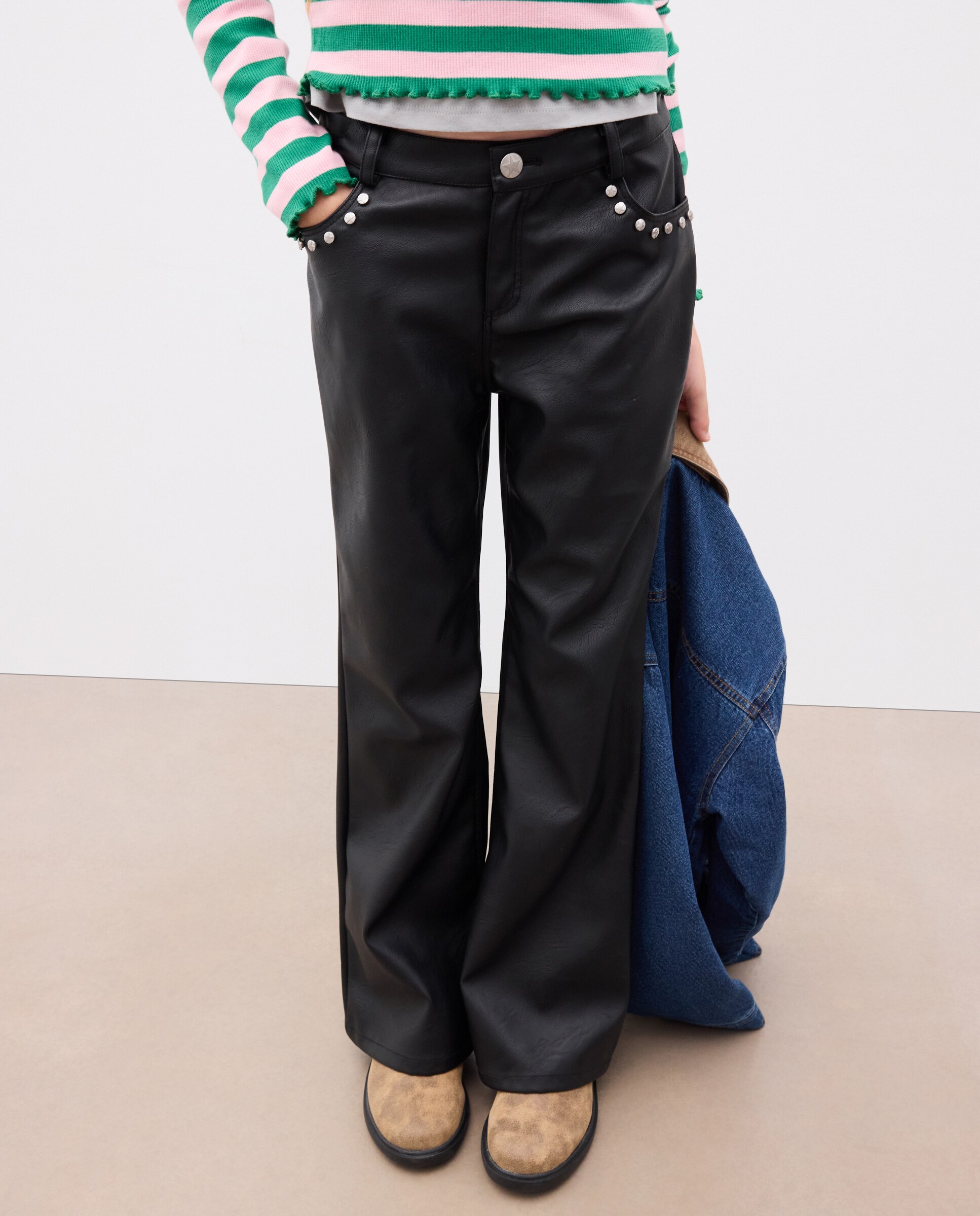 Pantalón polipiel bootcut con tachas en bolsillos delanteros de niña - Kids El Corte Inglés - Negro Negro-2