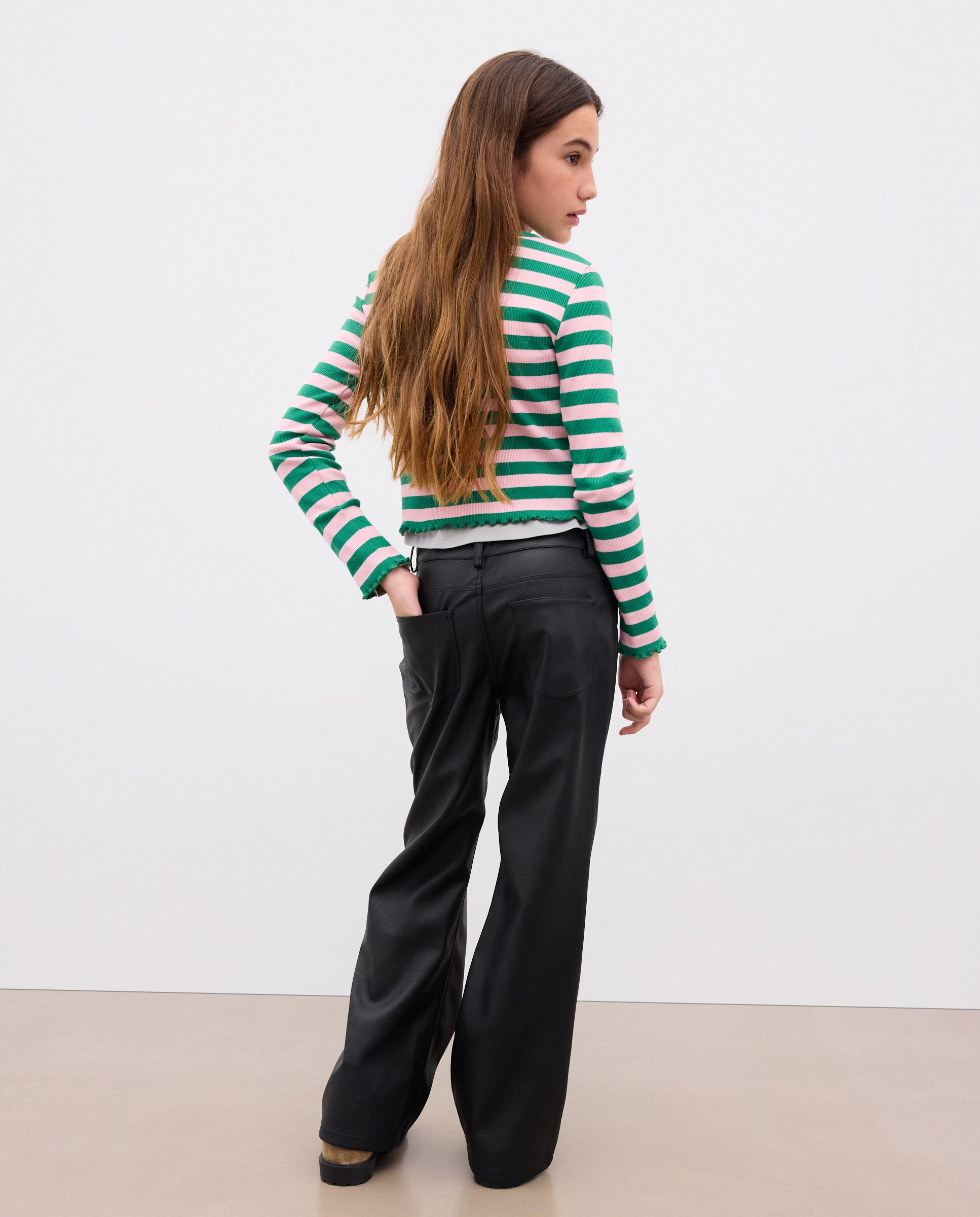 Pantalón polipiel bootcut con tachas en bolsillos delanteros de niña - Kids El Corte Inglés - Negro Negro-3