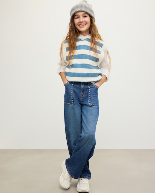 Pantalón denim wide leg con tachas en bolsillos de niña