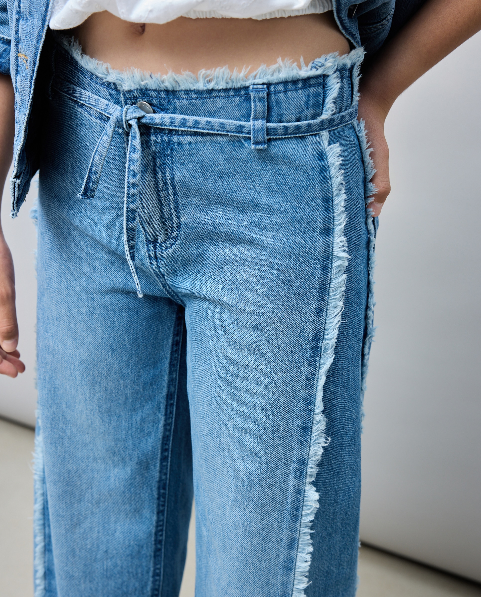 Pantalón de niña denim wide leg con pieza lateral triangular y cinturilla deshilachada - Kids El Corte Inglés - Azul pálido Azul pálido-4