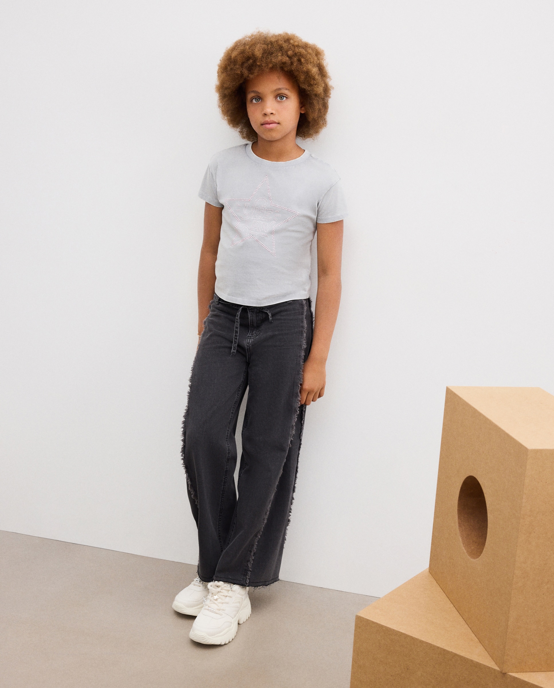 Imagem 0 de Jeans Wide Leg com Peça Lateral Triangular e Cós Desfiado
