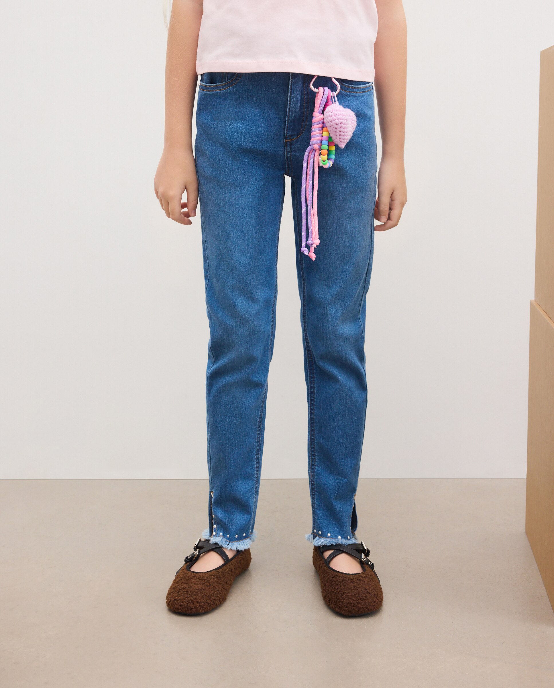 Pantalón denim slim fit con abertura en bajo y detalla de tachas de niña - Kids El Corte Inglés - Azul pálido Azul pálido-2