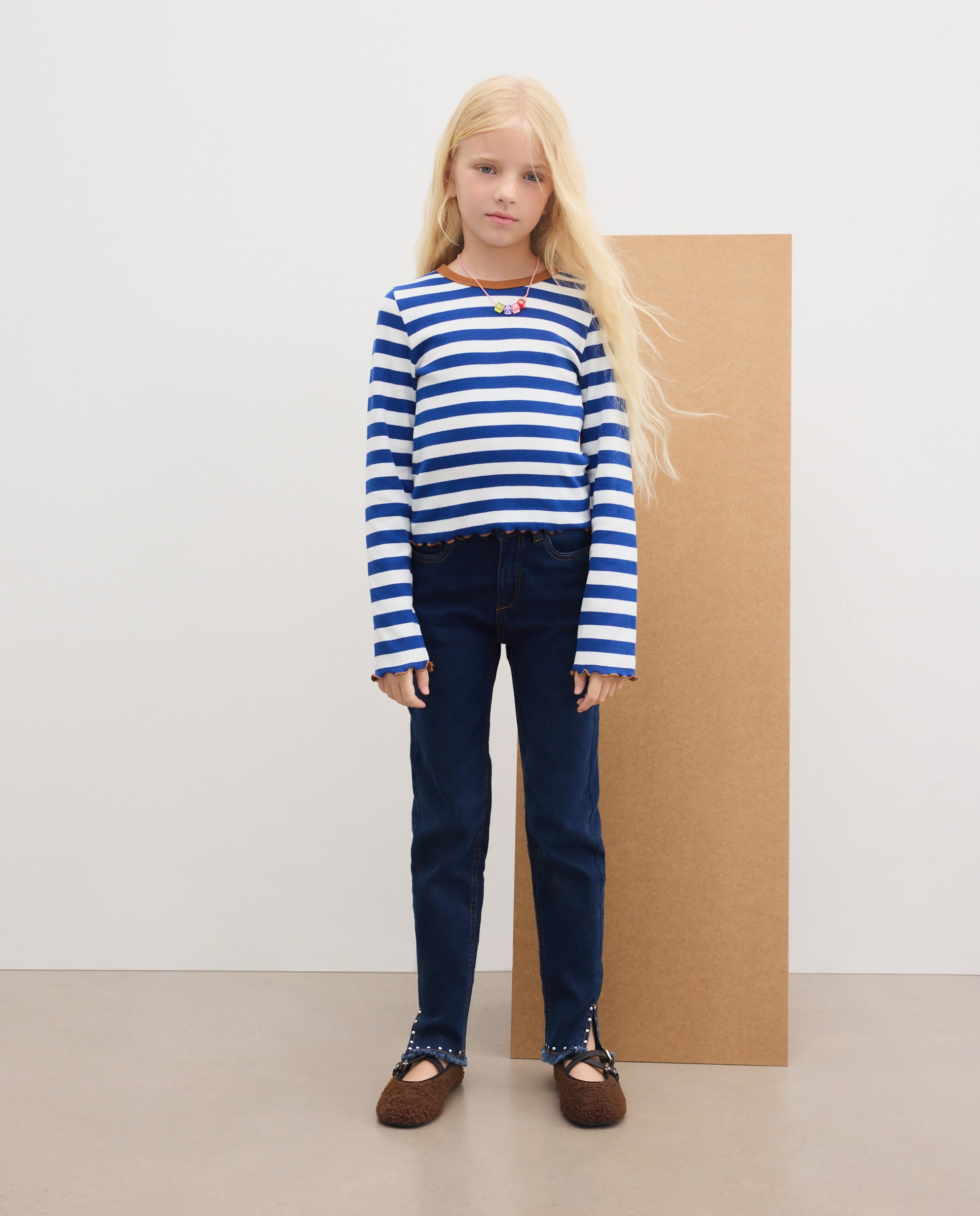 Imagem 0 de Jeans Slim Fit de Criança com Abertura na Bainha e Detalhe de Tachas