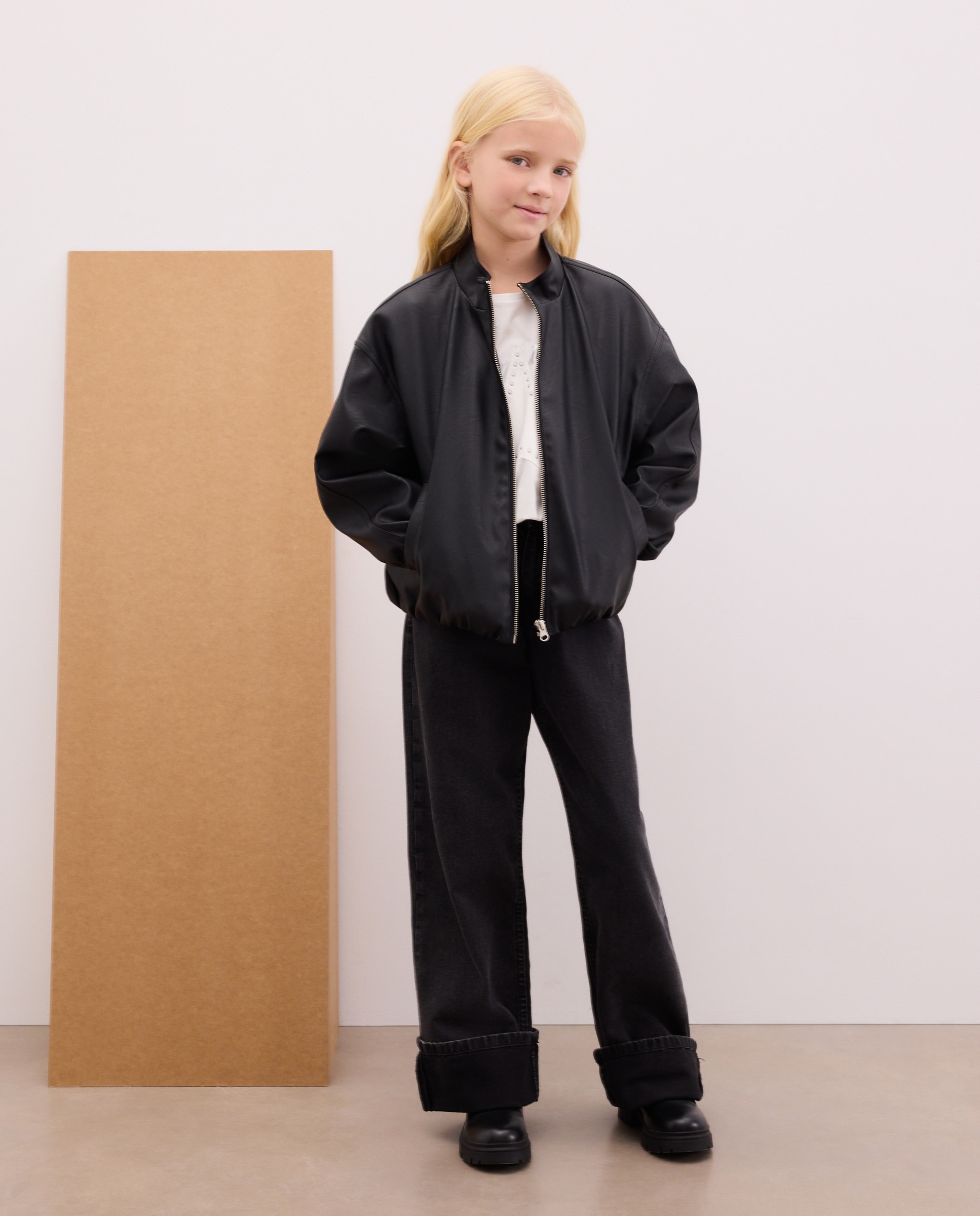 Imagen 0 de Pantalón denim regular fit con vuelta en bajo y fantasía flock en bolsillo trasero de niña Negro intenso
