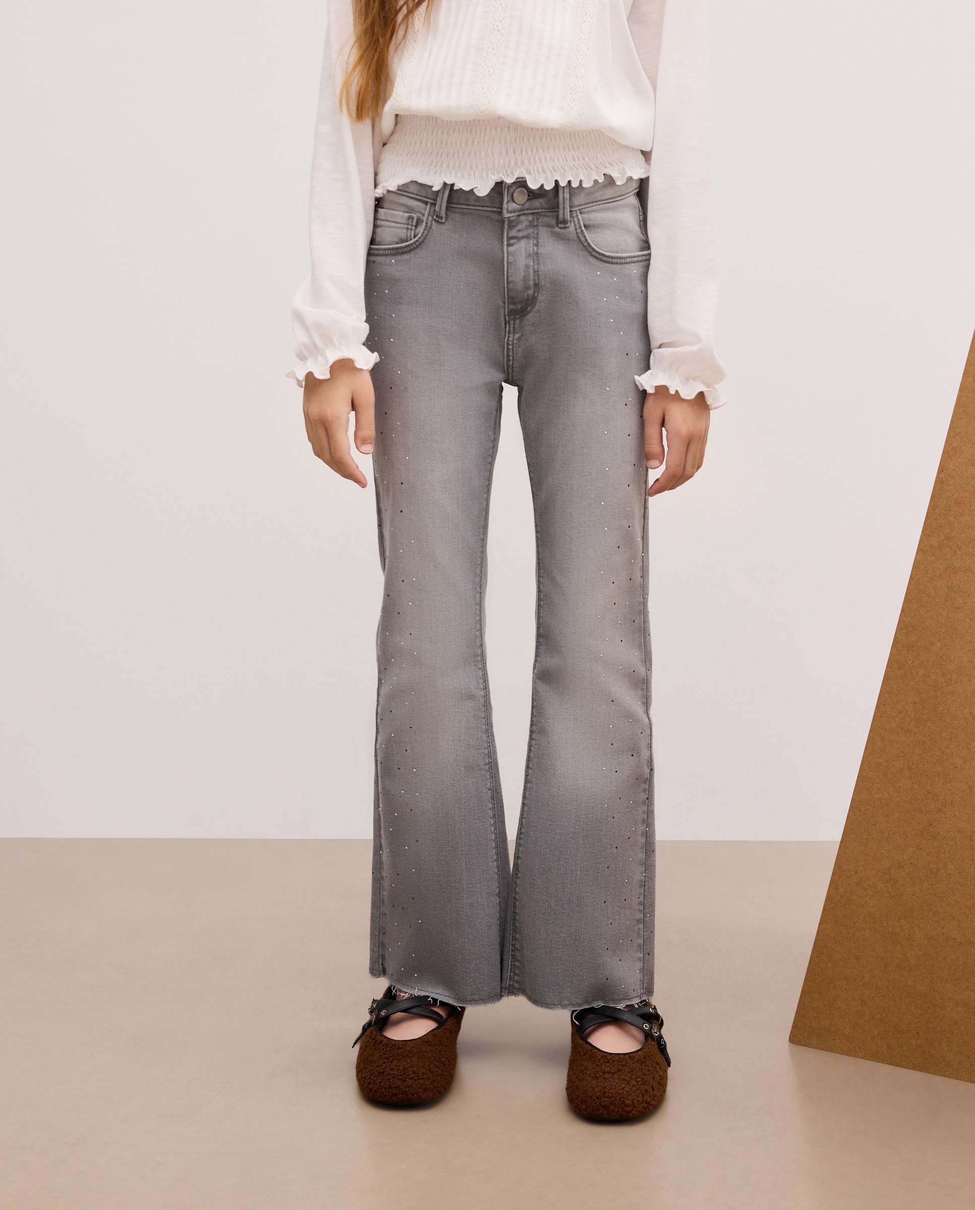 Jeans Flare com All Over Print Irregular de Strasses Cinzento-2