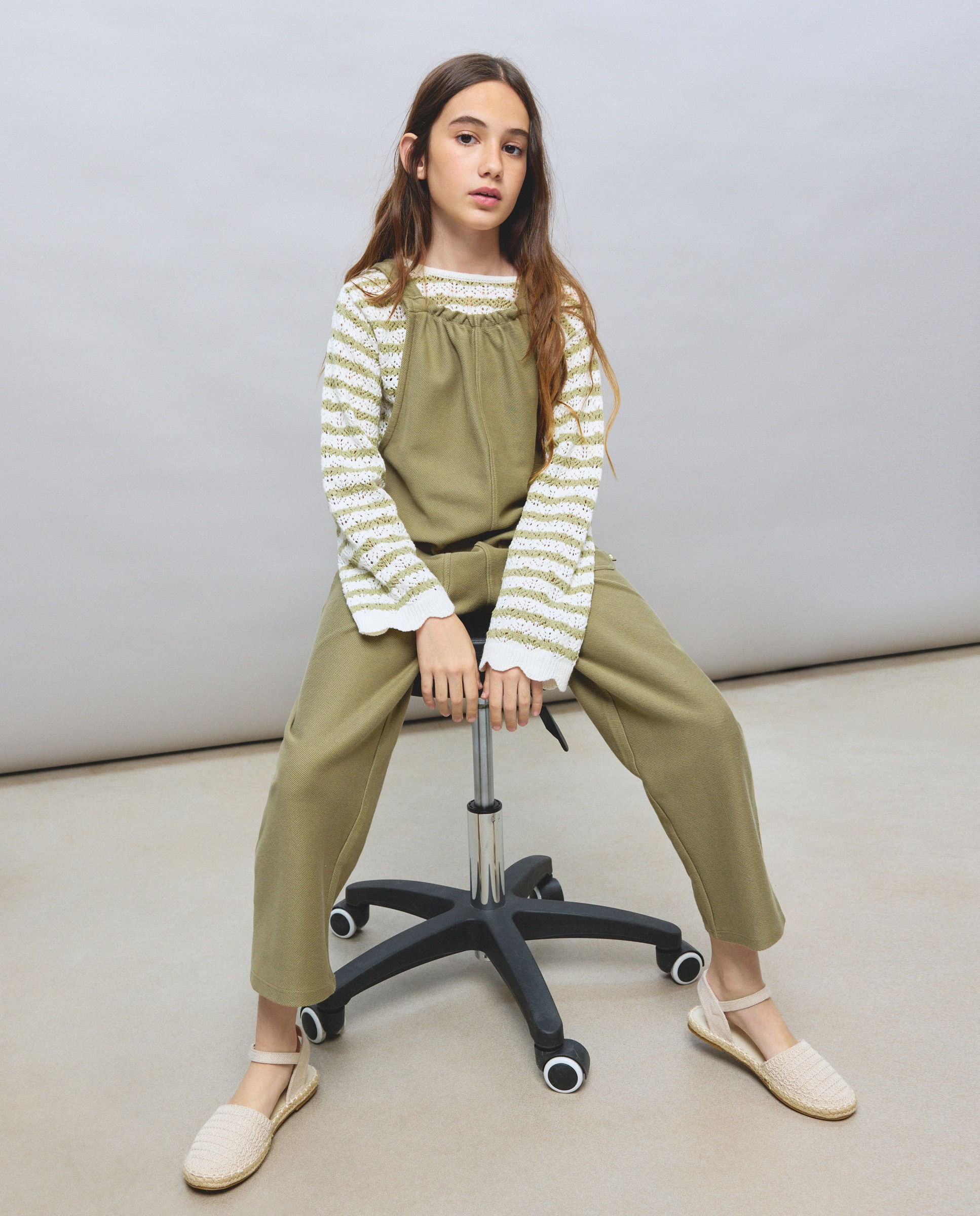 Peto largo felpa con textura sarga bolsillos plastón de niña - Kids El Corte Inglés - 520 Kaki 520 Kaki-1