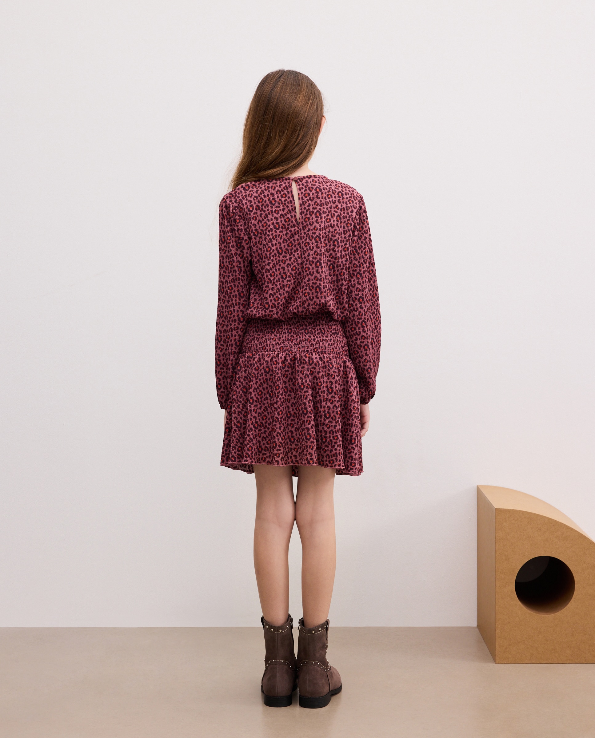 Vestido de Manga Comprida com Elásticos na Cintura e Peitilho em Bico com Animal Print Rosa-3