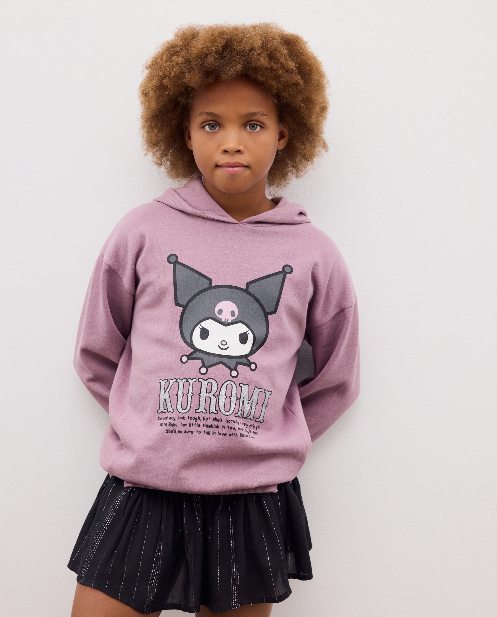 Imagem 0 de Vestido Combinado com Estampado Posicional Kuromi e Saia em Crepe e Viscose com Fio Metalizado