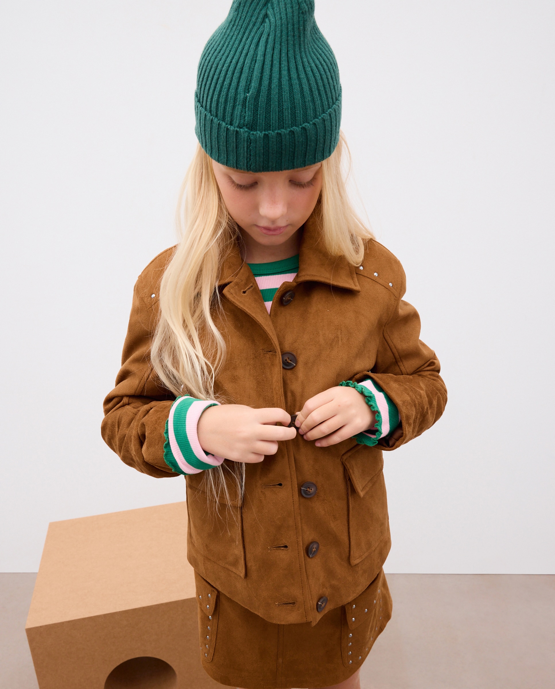 Imagen 0 de Chaqueta boxi antelina con tachas de niña Marrón