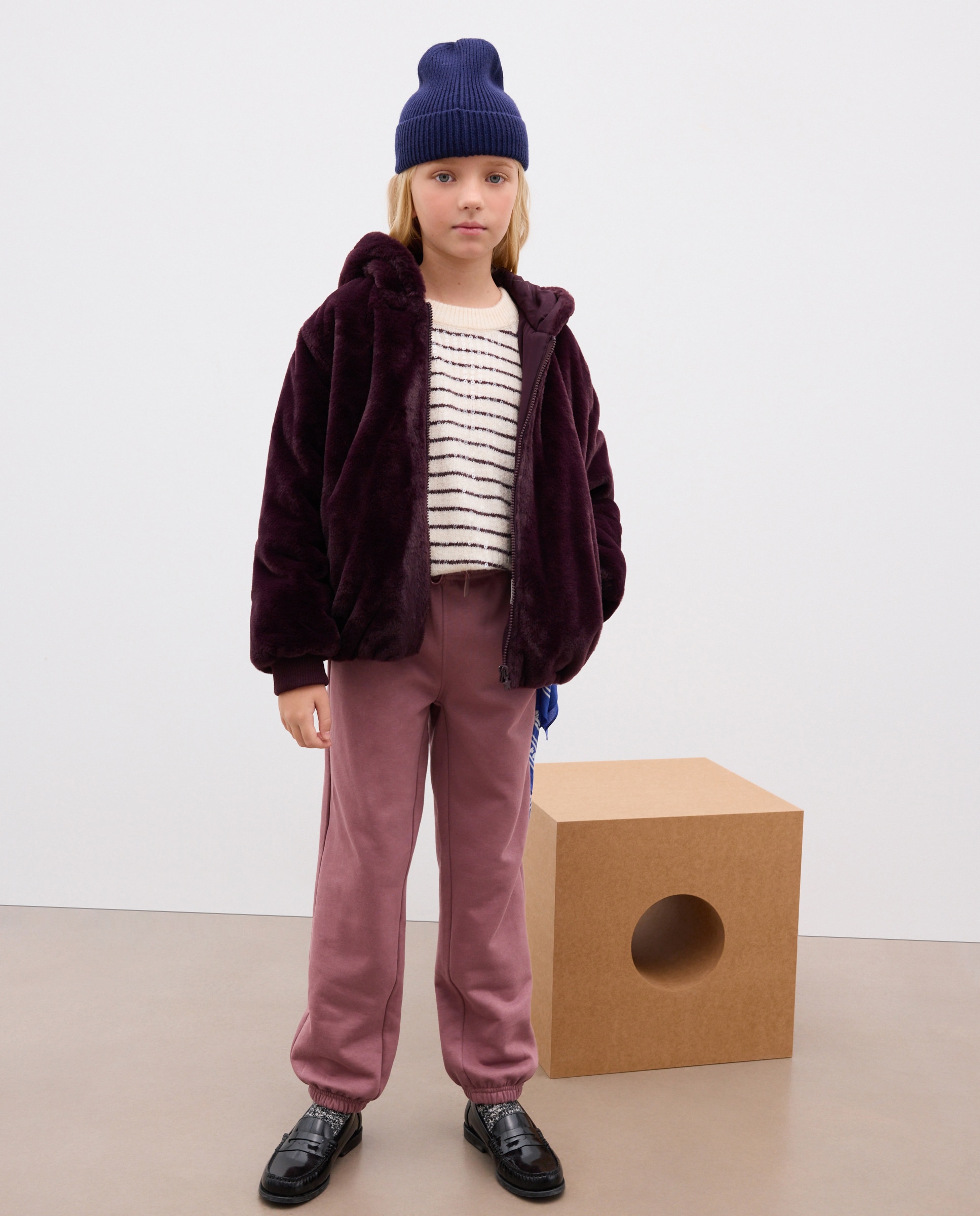 Imagen 0 de Chaquetón pelo con capucha de niña Burdeos