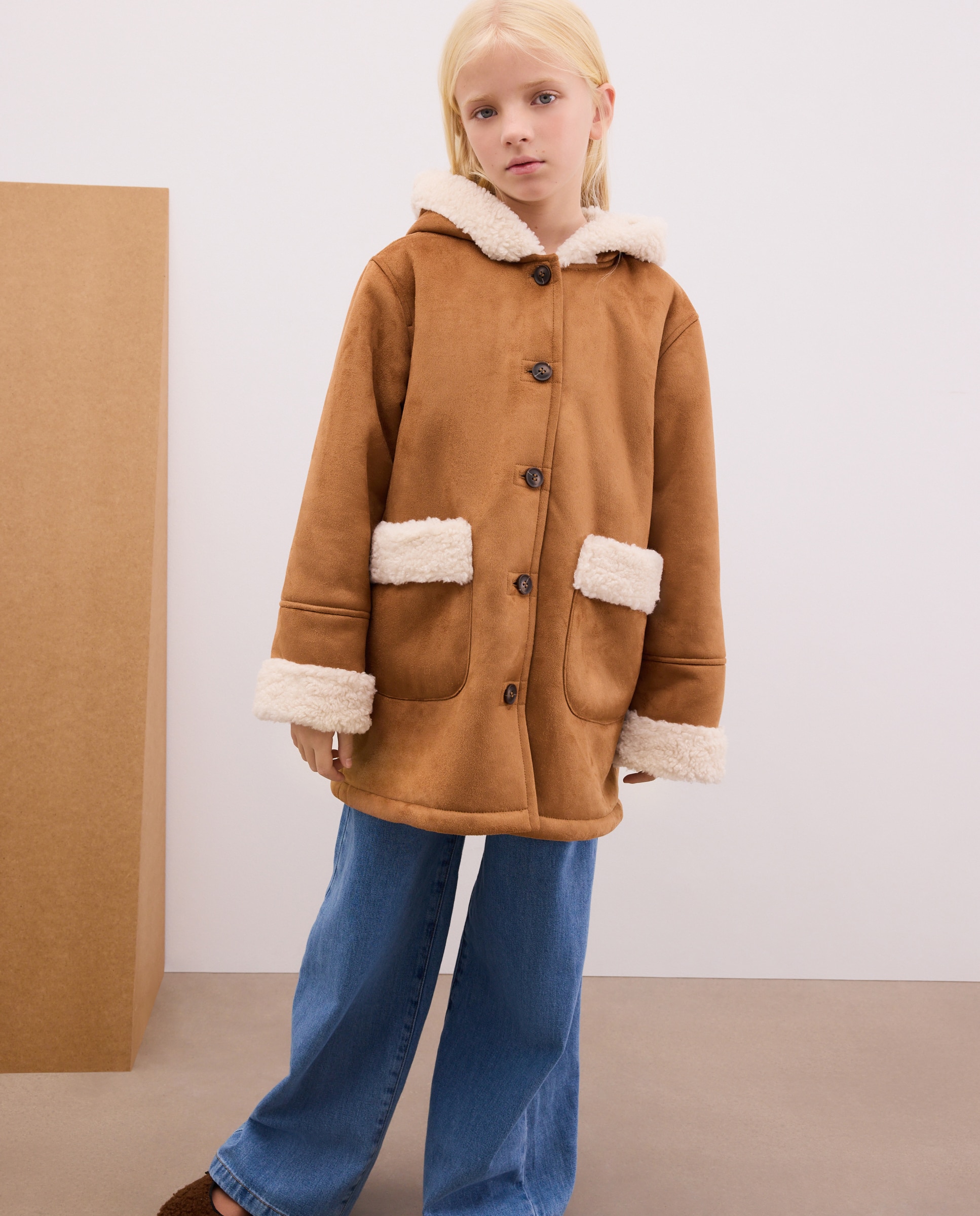 Imagen 0 de Chaquetón de piel vuelta con capucha de niña Marrón