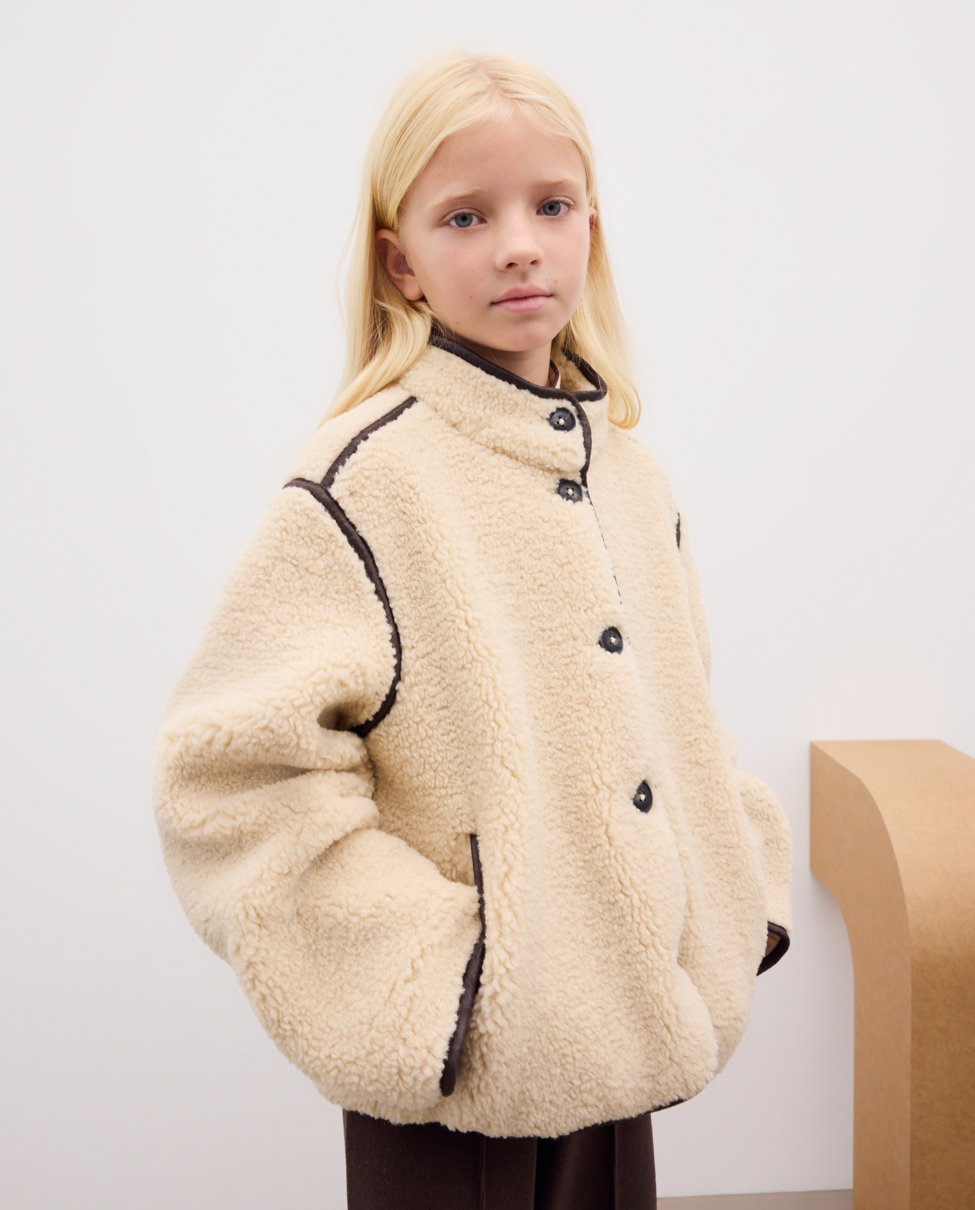 Imagen 0 de Chaquetón de borreguito liso con pipping antelina de niña Beige