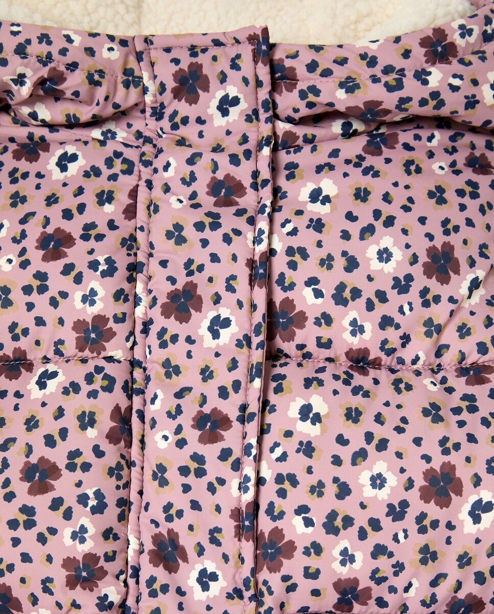 Casacão Acolchoado com Capuz de Forro de Pelo de Borrego e All Over Print Rosa-4