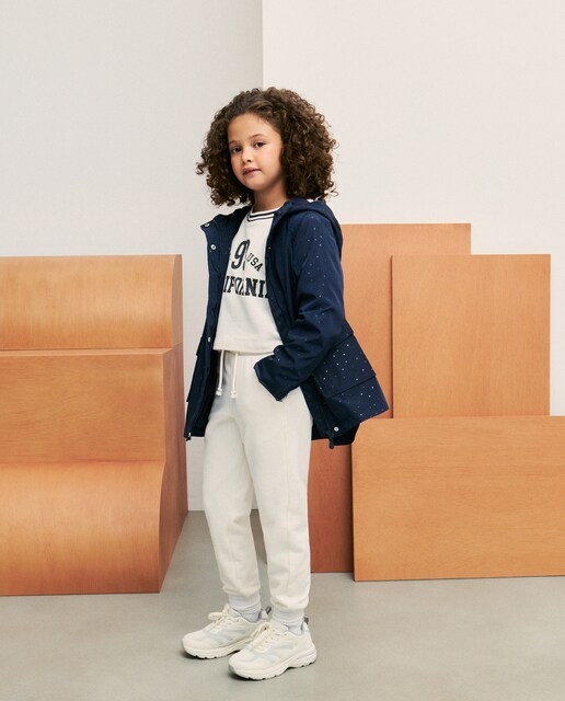 Imagen 0 de Chubasquero nylon all over print tone to tone de niña