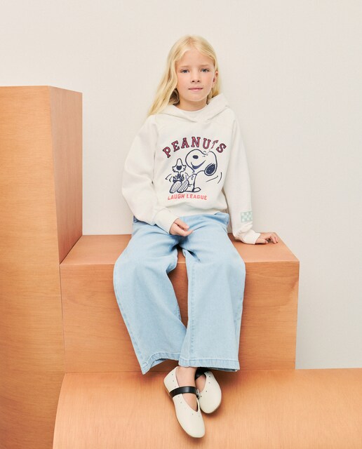 Sudadera de niña con capucha detalle Snoopy