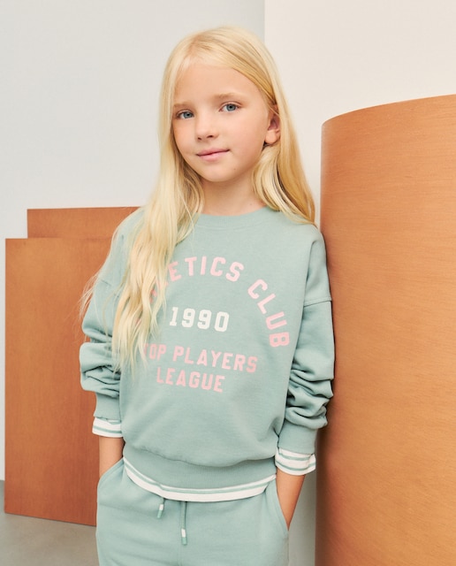 Imagen 0 de Sudadera felpa cuello caja básica con posicional foil de niña