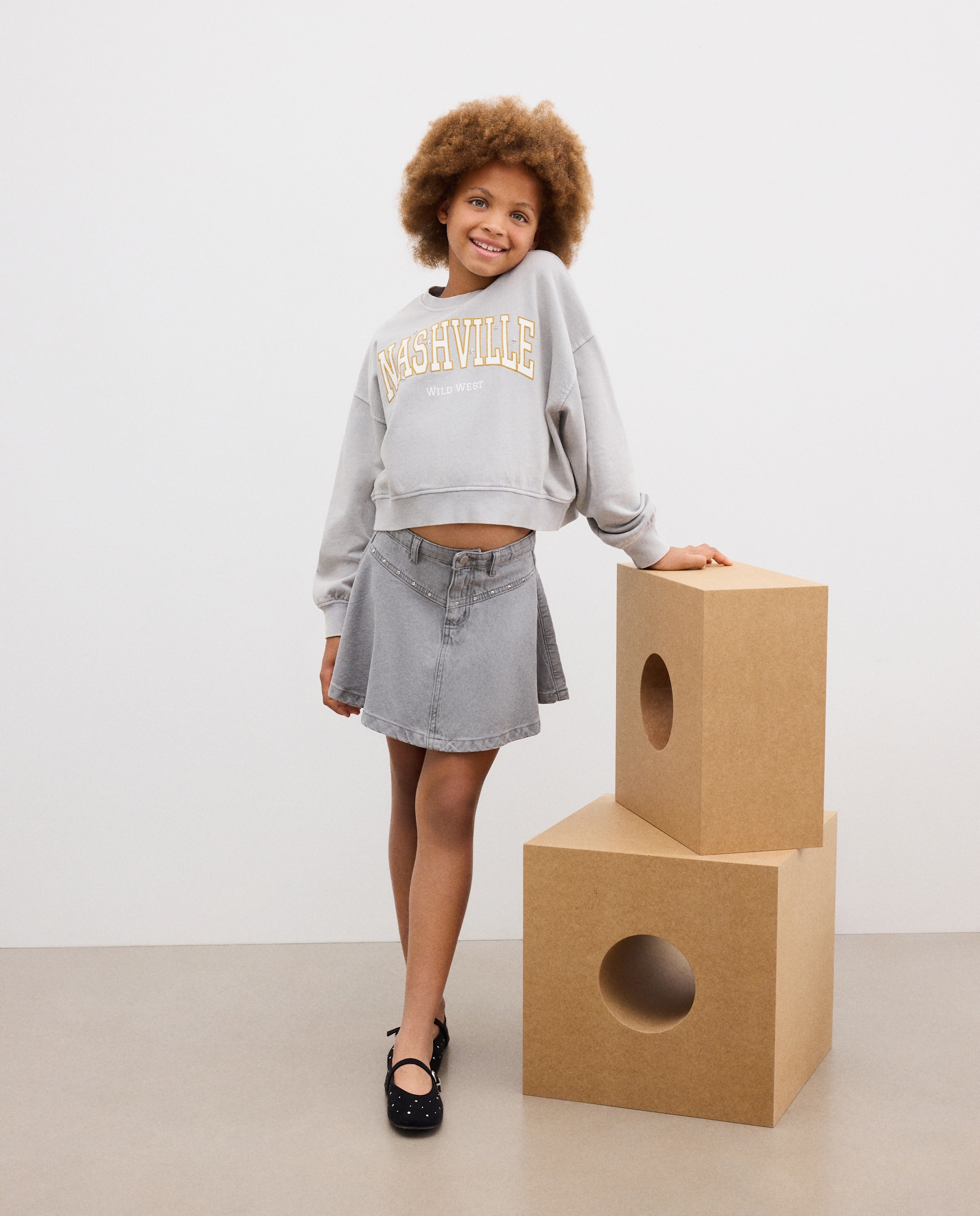 Imagen 2 de Sudadera de niña cuello caja print posicional con studs - Kids El Corte Inglés - Gris claro Gris claro