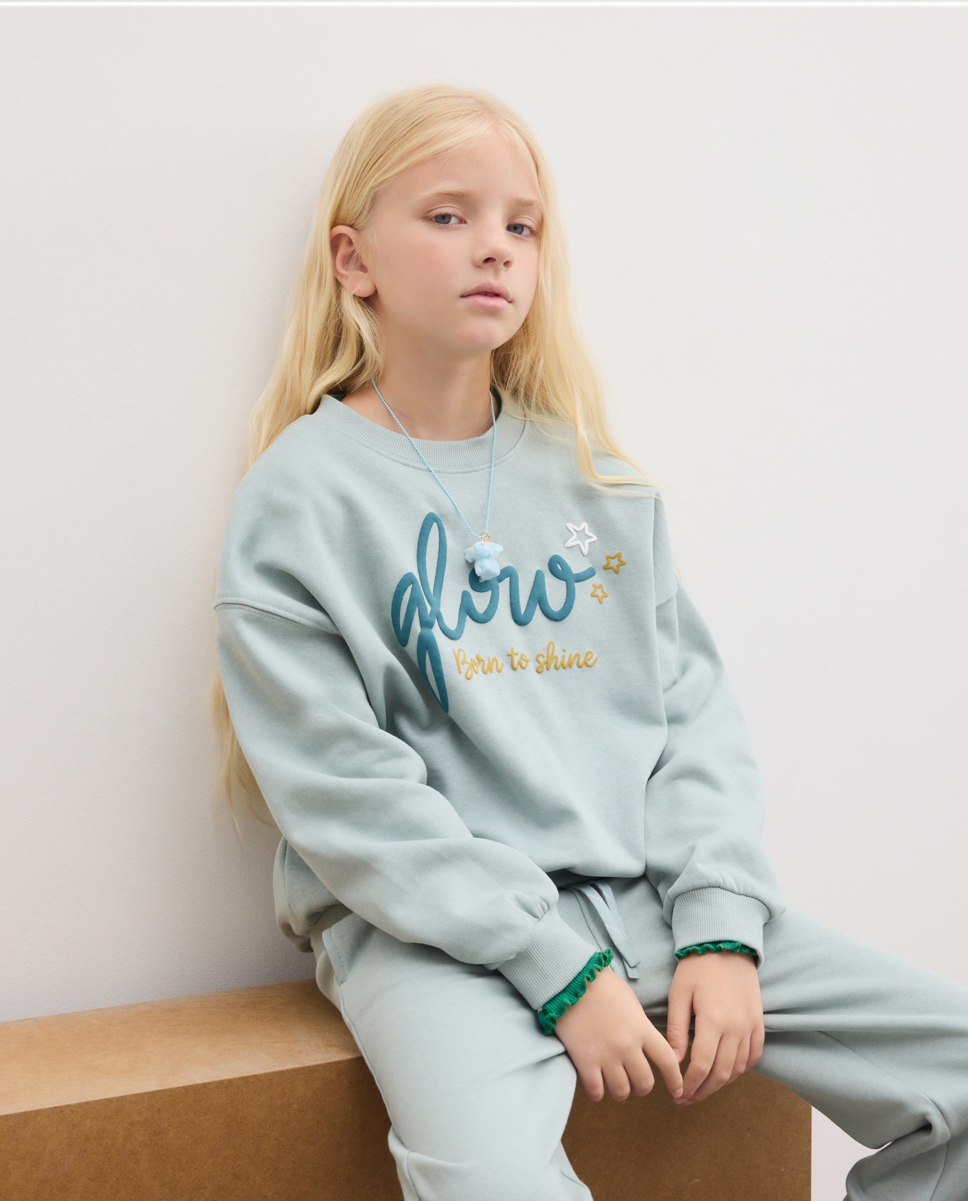 Imagem 0 de Sweatshirt de Criança em Felpa com Decote Redondo Básica com estampado posicional "coração"